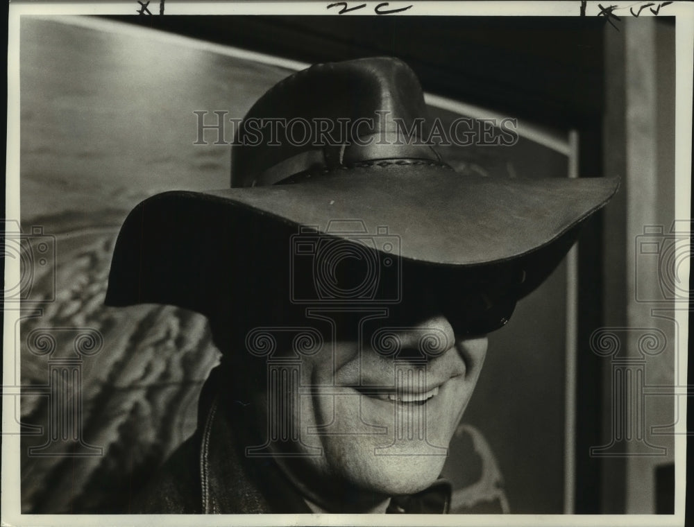 1975 Press Photo All fans see of George Fennell is his hat and dark glasses.- Historic Images