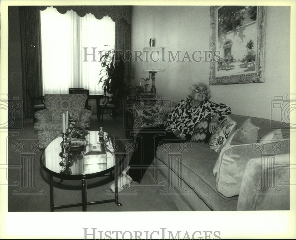 1993 Press Photo Mildred Tobias in Fairmont apartment.- Historic Images