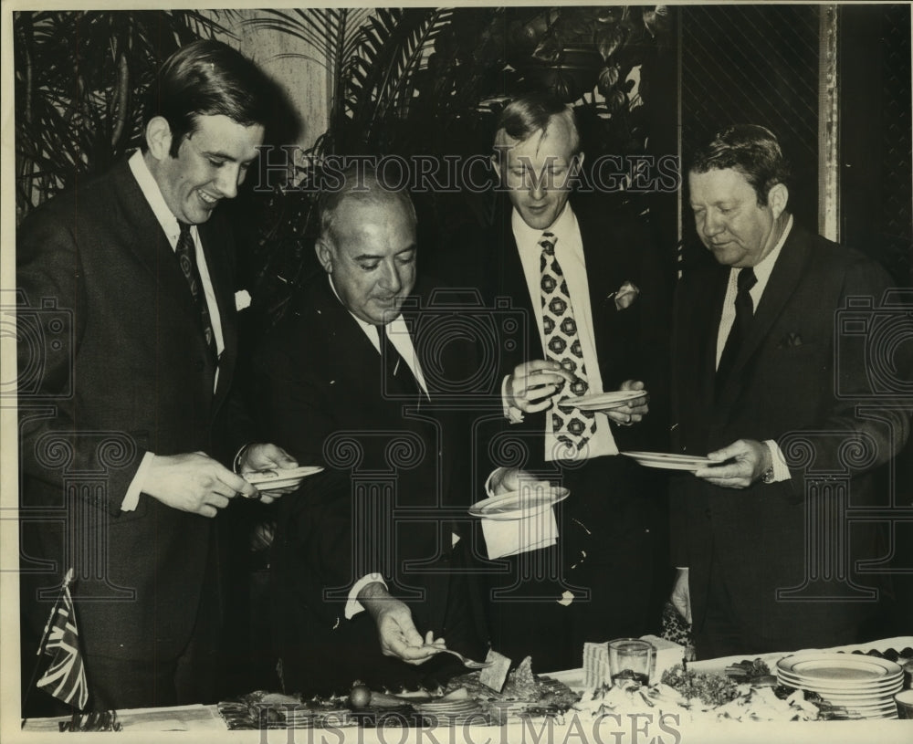 1972 Press Photo Group at organization dinner event - nob05408