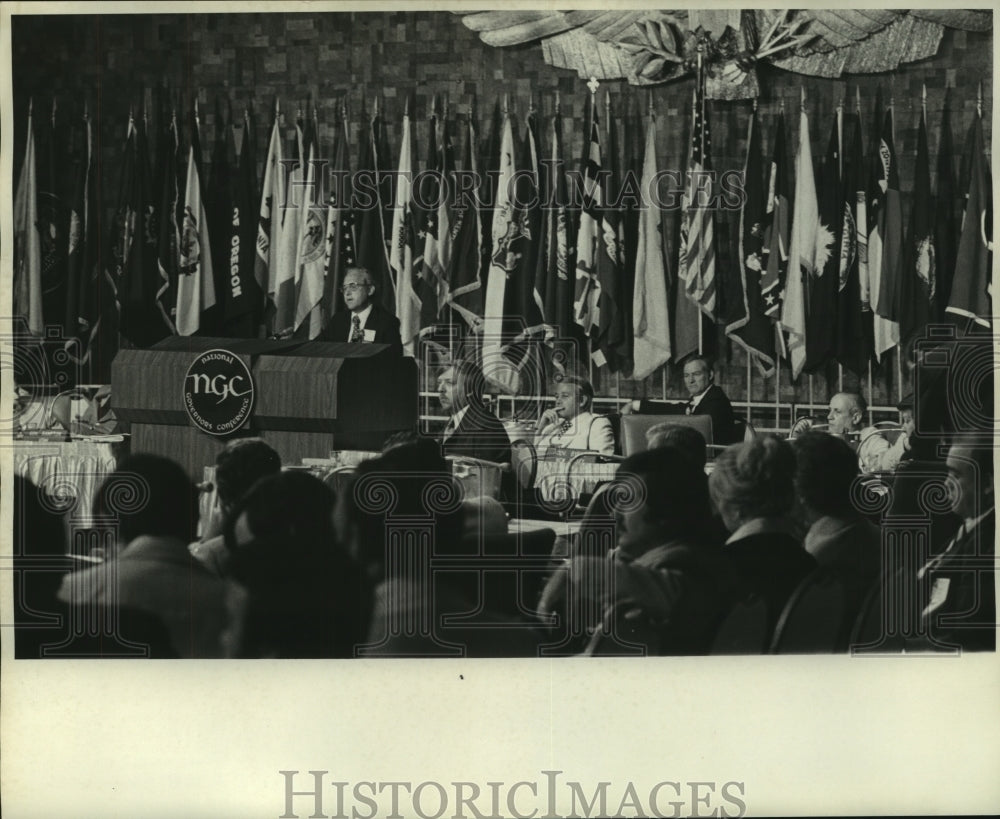 1975 Press Photo New Orleans Mayor Mayor Moon Landrieu gives his speech- Historic Images