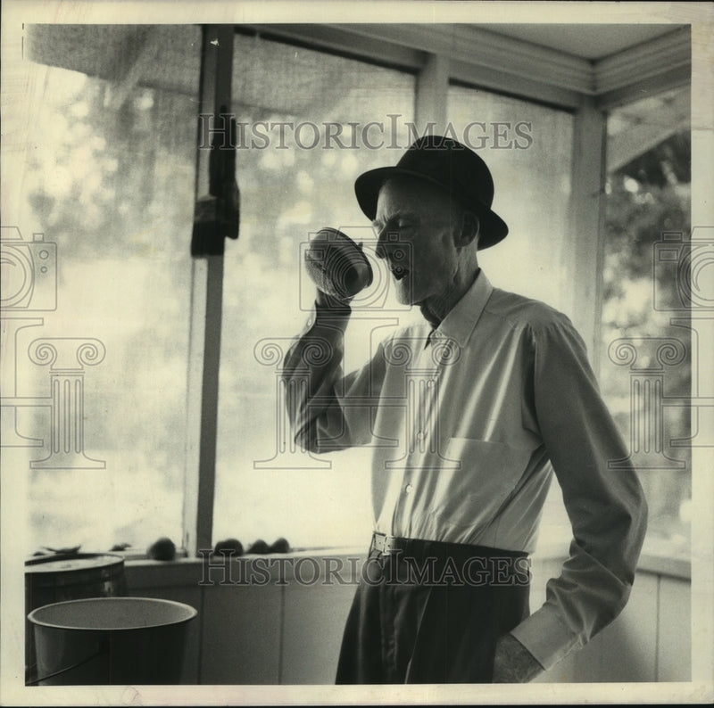 Load image into Gallery viewer, 1972 Press Photo Lee Ellzey takes a drink, while he waits for the mail.
