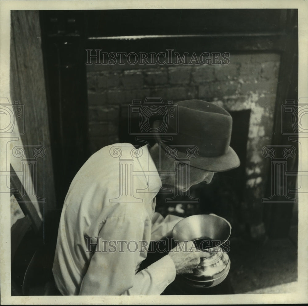 1972 Press Photo Lee Ellzey, chewer of tobacco for 84 years with a spittoon - Historic Images