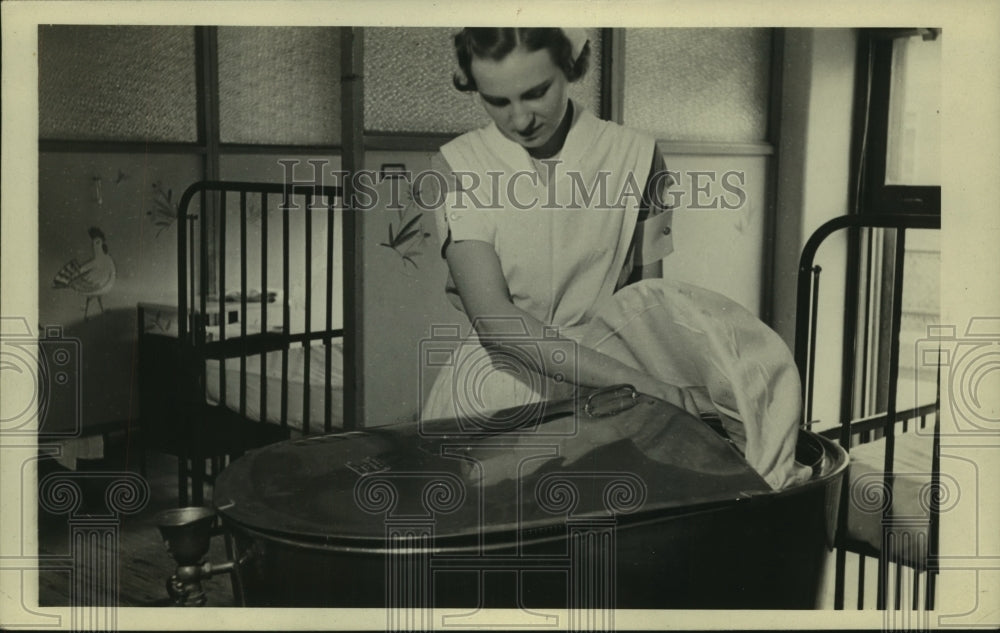  Press Photo Miss Clines Robinson with premature baby in incubator - Historic Images