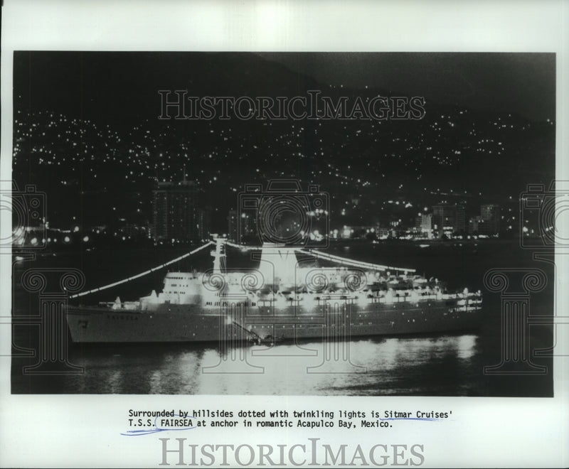 Load image into Gallery viewer, 1978 Press Photo Sitmar Cruises' T.S.S. Fairsea at anchor in romantic Acapulco
