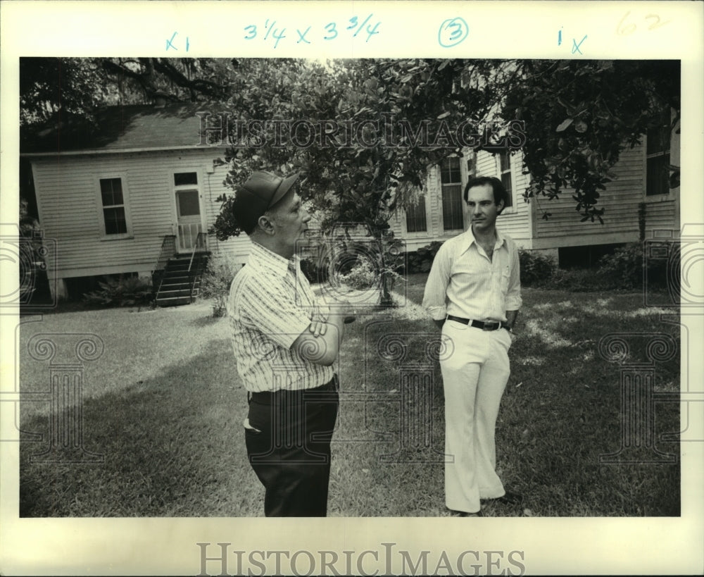 1978 Press Photo Goldate (caretaker) and Curtis Thomas talking outside - Historic Images