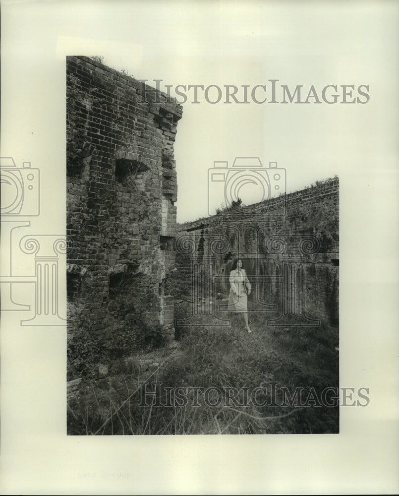 1977 Press Photo A woman inside the abandoned Fort Macomb - nob05797