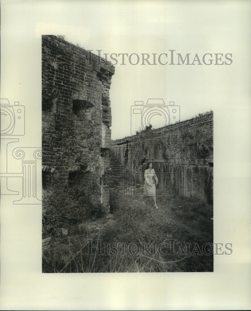 Load image into Gallery viewer, 1977 Press Photo A woman inside the abandoned Fort Macomb - nob05797
