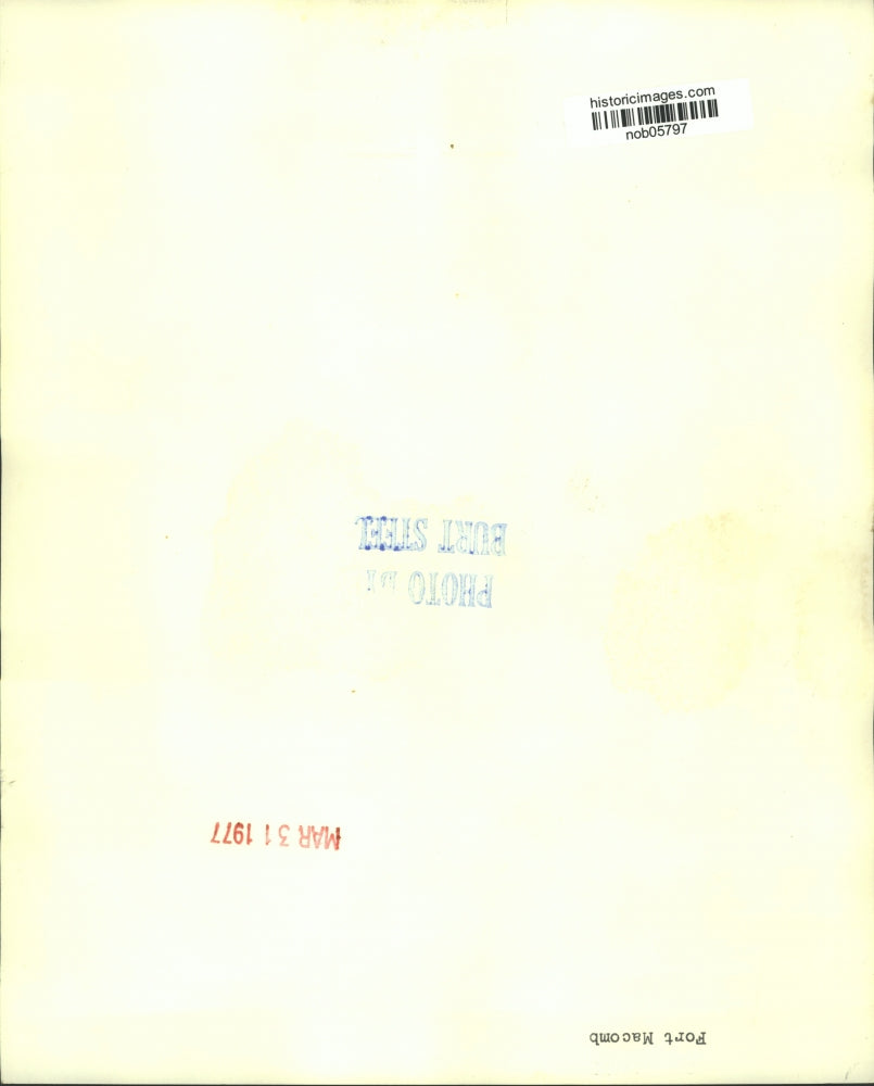 1977 Press Photo A woman inside the abandoned Fort Macomb - nob05797