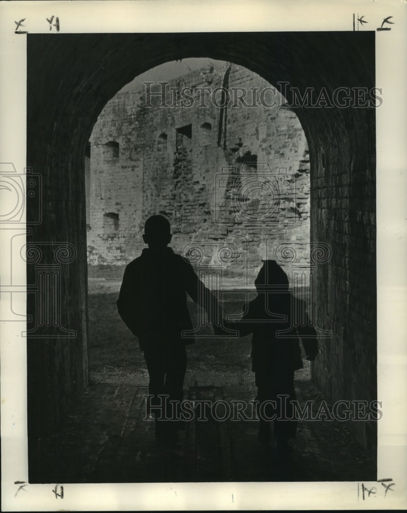 1964 Press Photo Children climbing the crumbling battlements of Fort Pike