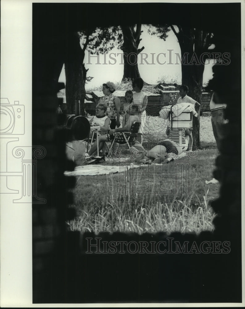 1963 Press Photo A family shown during their picnic- Historic Images