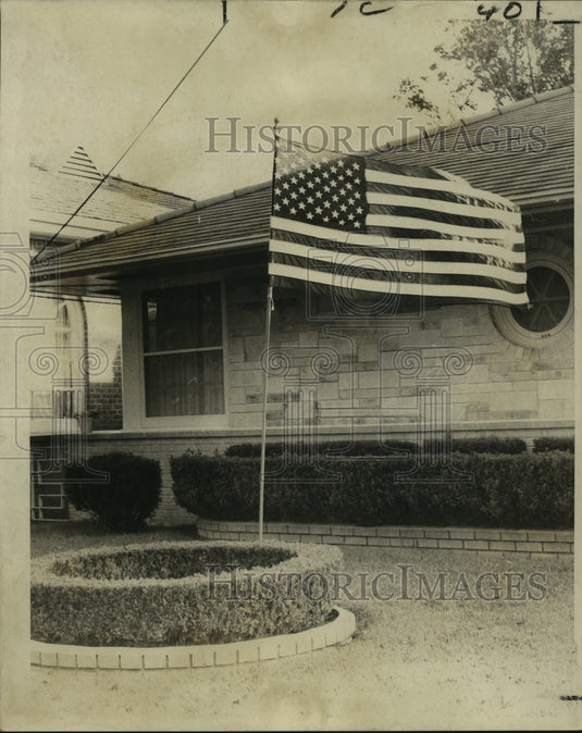 1969 Press Photo American Flag flies over Mr. & Mrs. Andrew Lopez Home - Historic Images