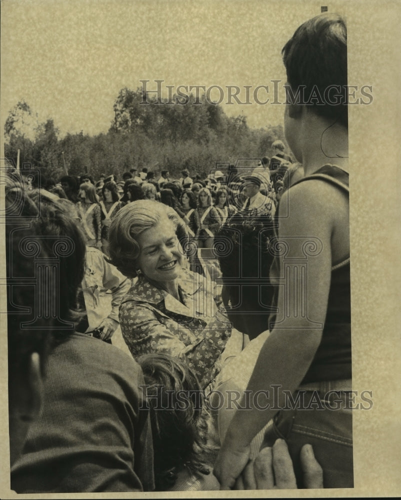 1976 Press Photo Crowd of people at parade - President Ford- Historic Images