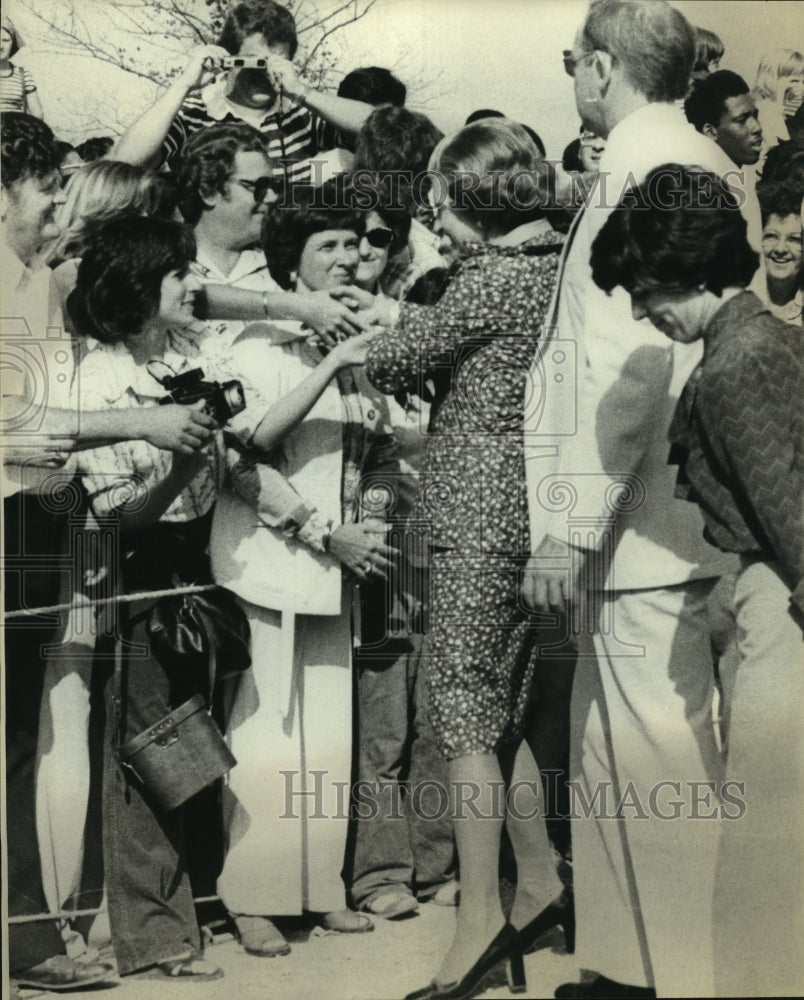 1976 Press Photo President &amp; Mrs. Ford - greet group of people in New Orleans