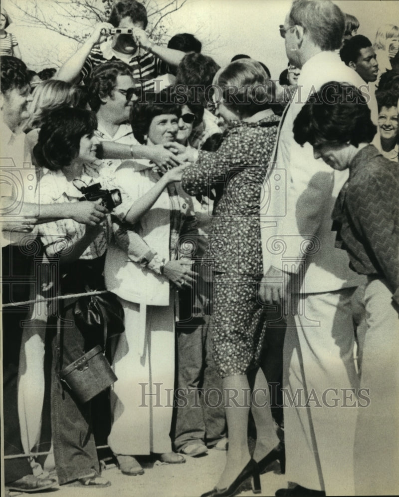 Load image into Gallery viewer, 1976 Press Photo President &amp; Mrs. Ford - greet group of people in New Orleans
