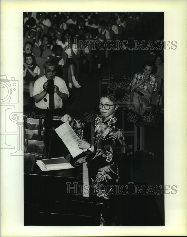 1990 Press Photo Hacuki Ruike gets up from piano after performing short recital- Historic Images