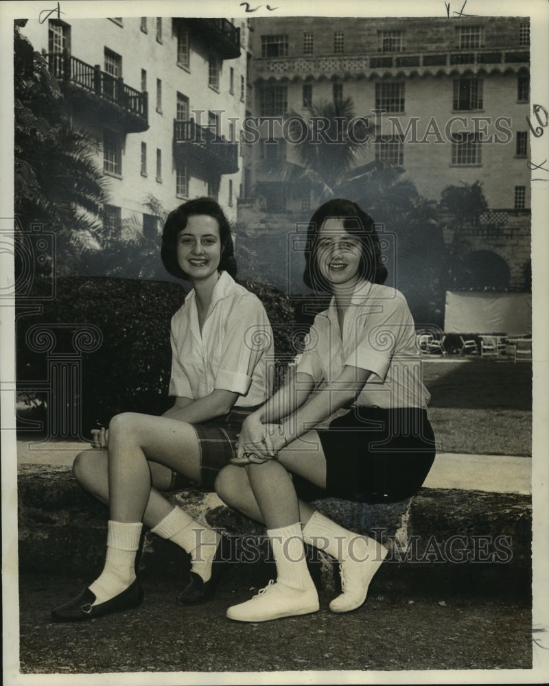 Load image into Gallery viewer, 1960 Press Photo Jean &amp; Joan Foley in Tucker's Town, Bermuda for College Week.
