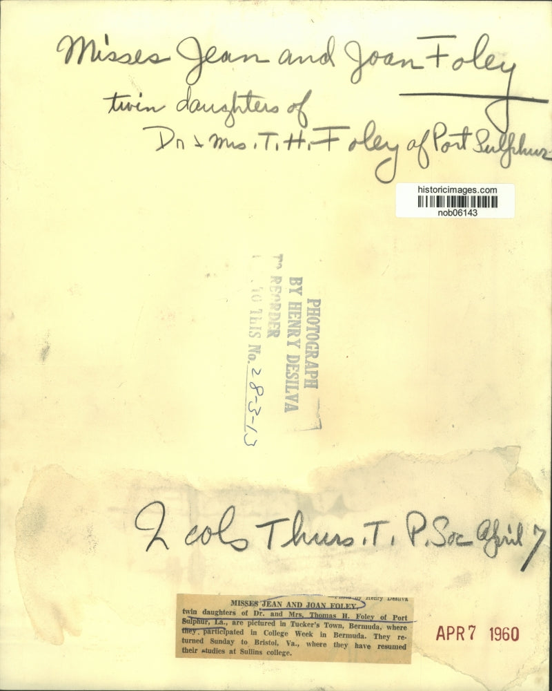 1960 Press Photo Jean & Joan Foley in Tucker's Town, Bermuda for College Week.