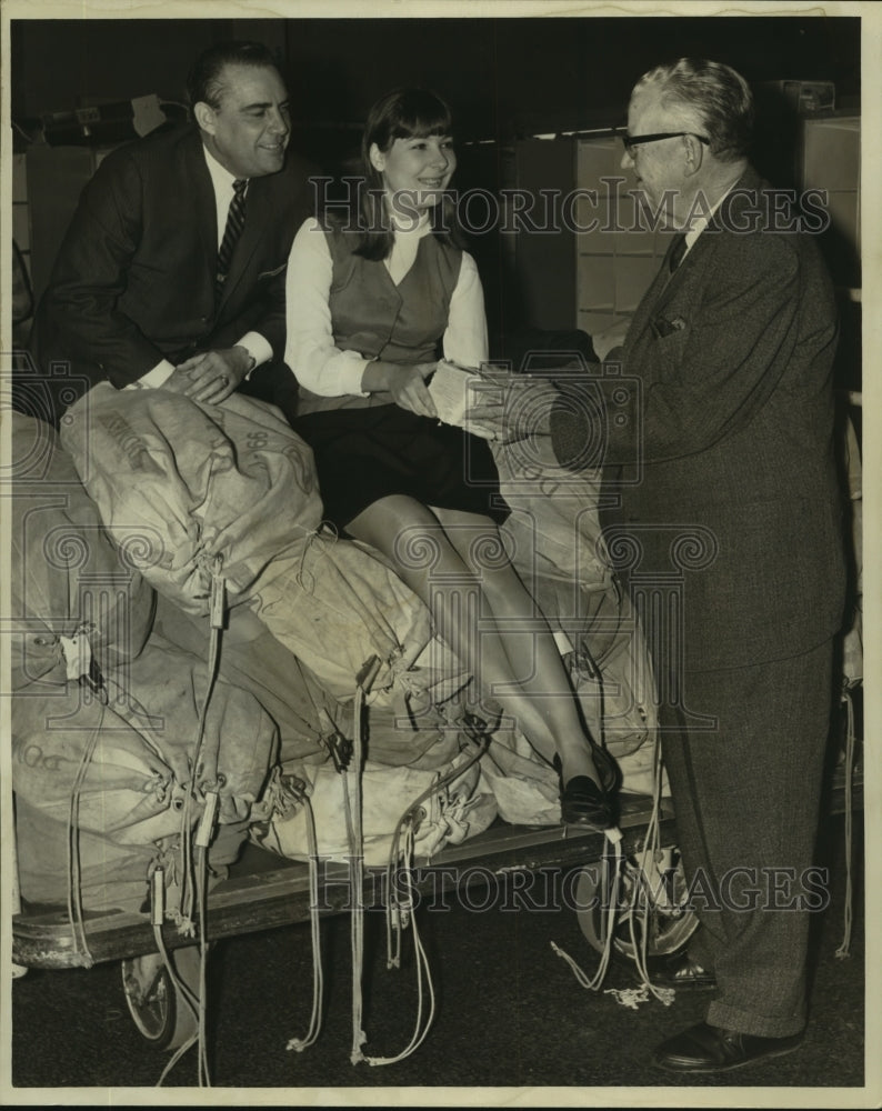 Load image into Gallery viewer, 1966 Press Photo James Fitzmorris &amp; others with bags of mail for March of Dimes.
