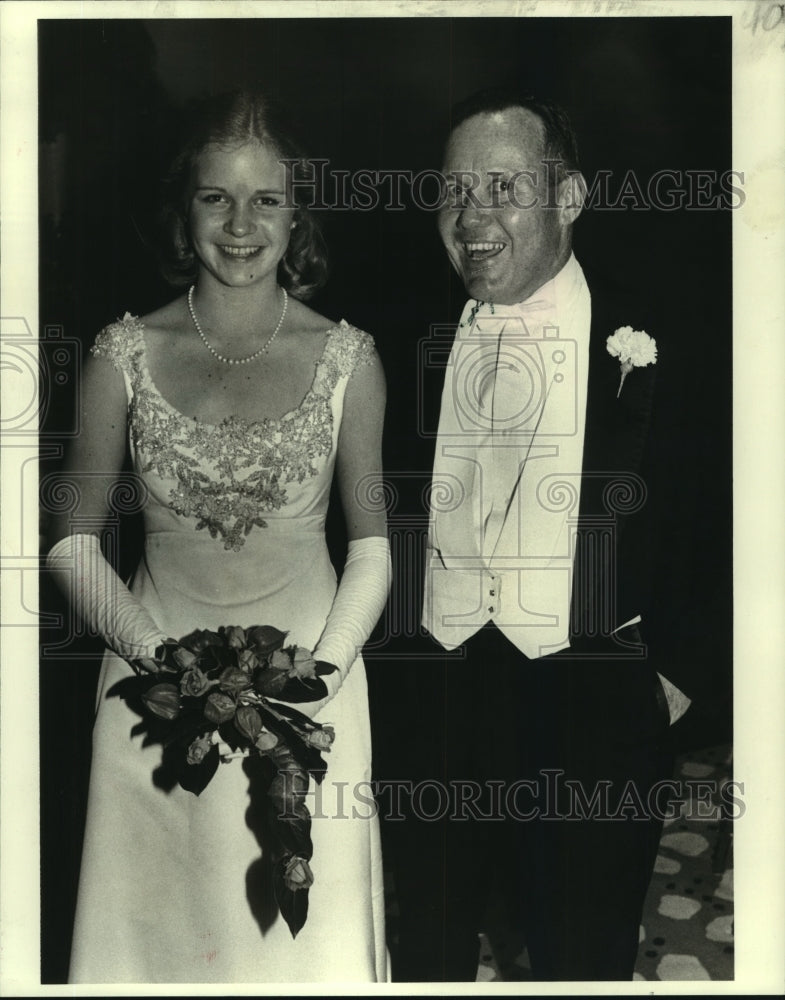 1979 Press Photo Brazer J. Finley with Elaine Staed Finley dressed for event.- Historic Images