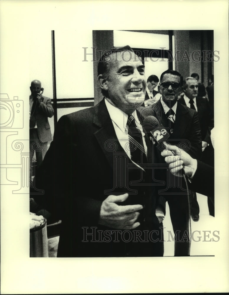 1979 Press Photo Lt. Gov. James Fitzmorris interviewed by press - Historic Images