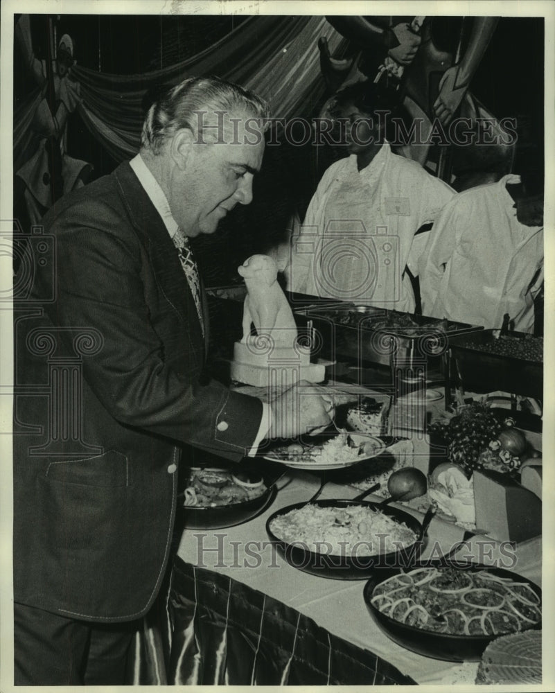 1975 Press Photo Lt. Gov. James Fitzmorris enjoying the buffet - Historic Images