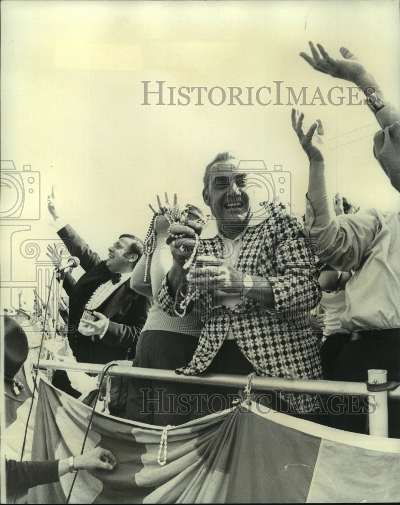 Load image into Gallery viewer, 1976 Press Photo Lt. Gov. James Fitzmorris during Mardi Gras Parade - nob06248
