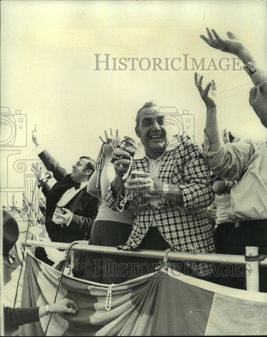 1976 Press Photo Lt. Gov. James Fitzmorris during Mardi Gras Parade - nob06248
