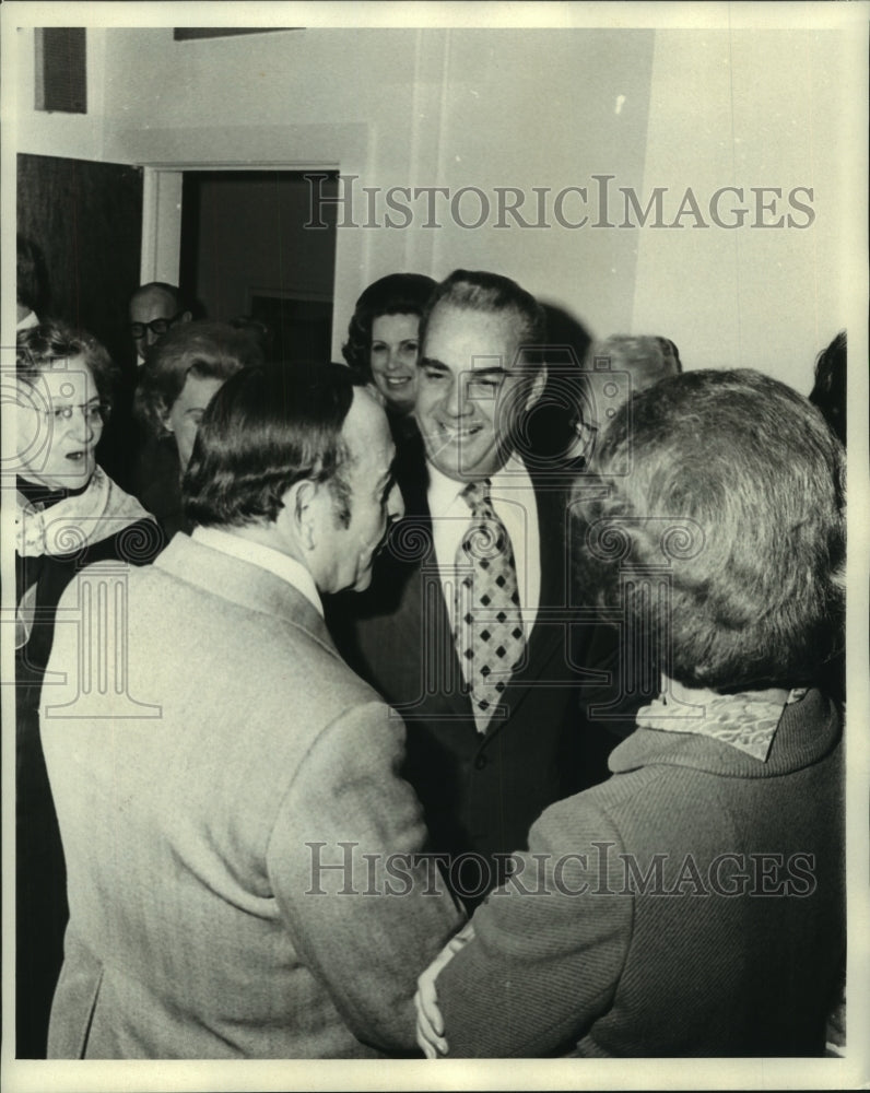 1972 Press Photo Lt. Gov. James Fitzmorris talking with his supporters - Historic Images