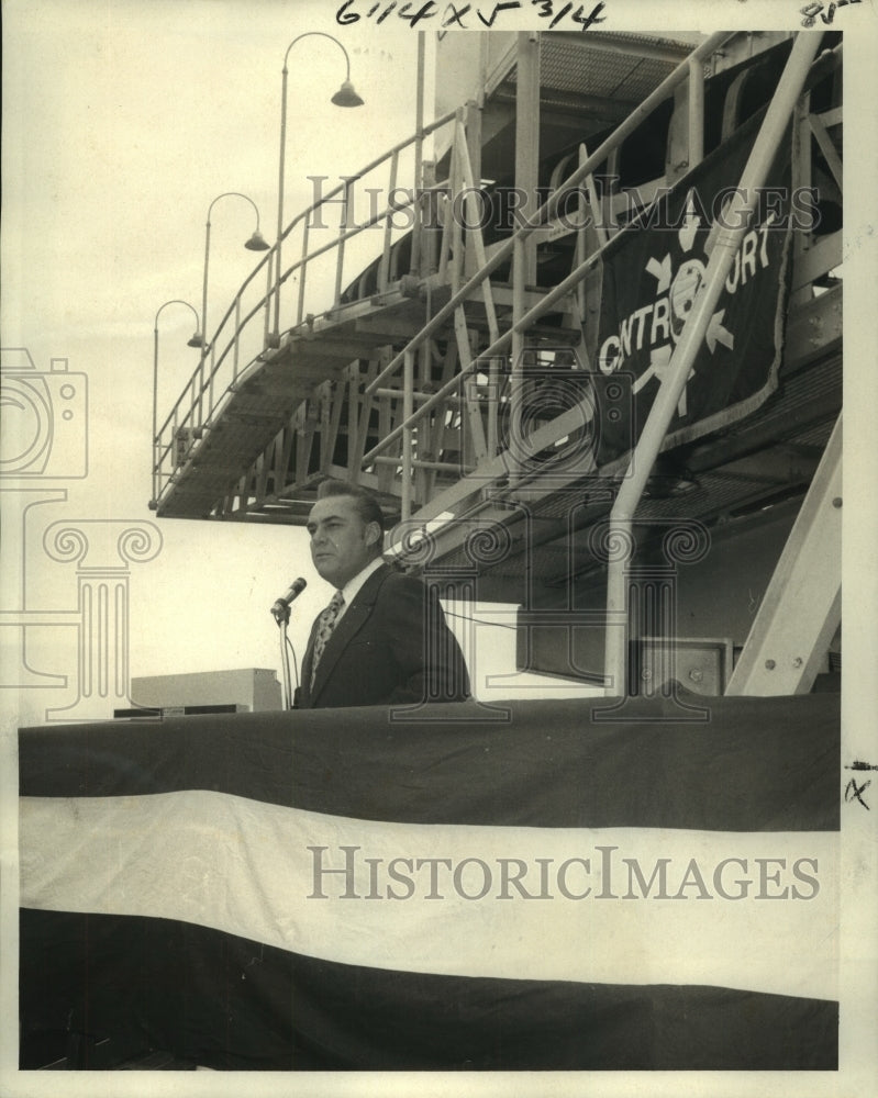 1973 Press Photo Lt. Gov. James Fitzmorris speaking at New Stacking Plant - Historic Images