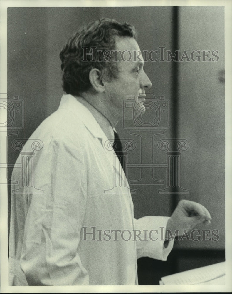 1974 Press Photo Dr. Arthur T. Fort, lecturing - Historic Images