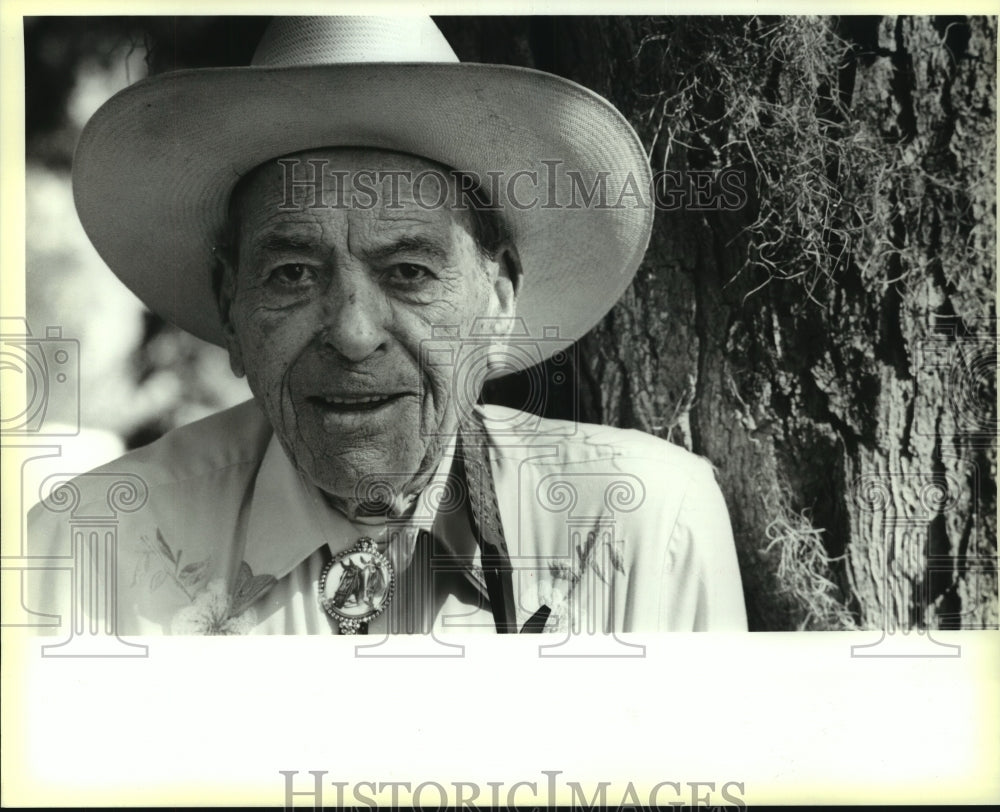 1993 Press Photo Thomas Edison "Brownie" Ford poses at trailer home in Hebert- Historic Images