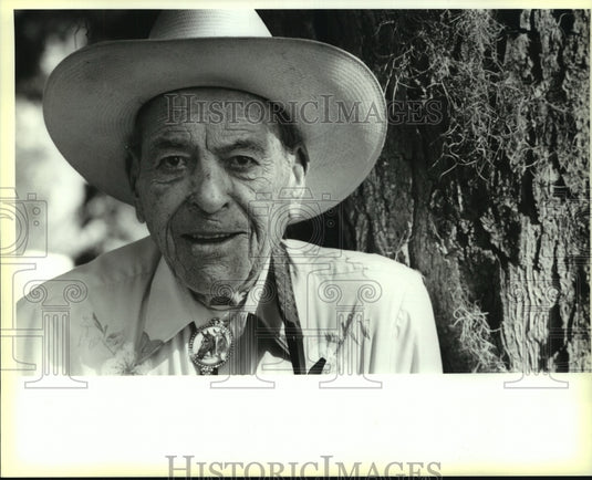 1993 Press Photo Thomas Edison "Brownie" Ford poses at trailer home in Hebert- Historic Images
