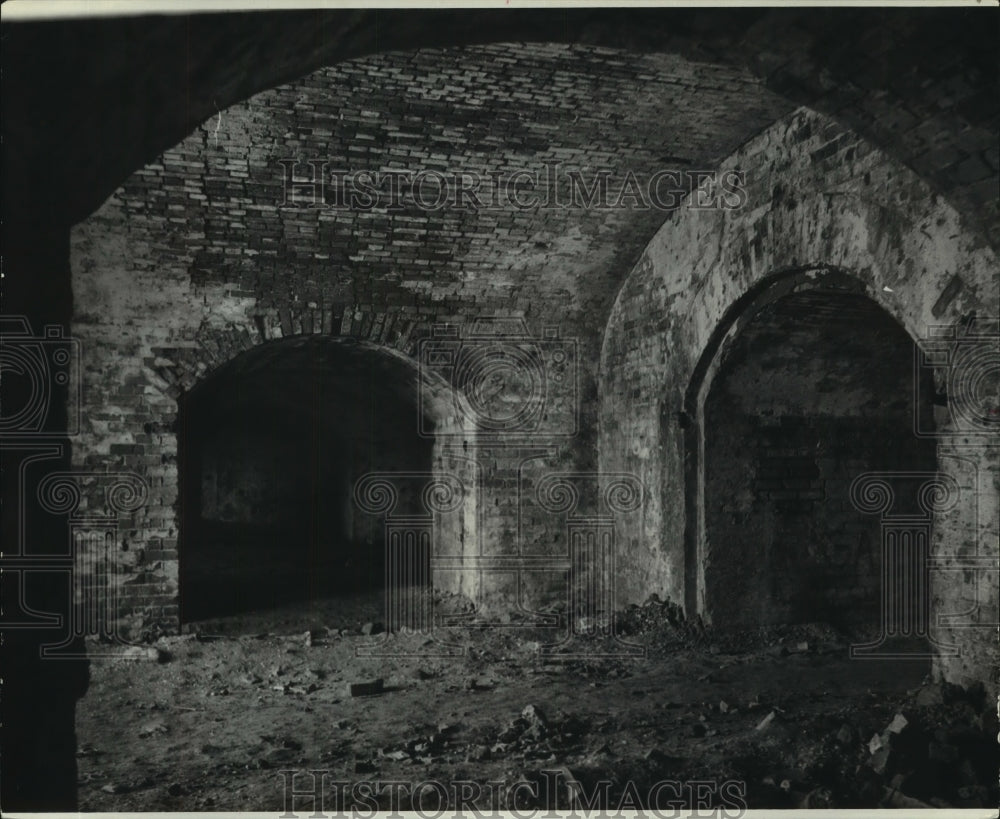 1973 Press Photo Fort Macomb&#39;s deteriorating vaults under parapet- Historic Images