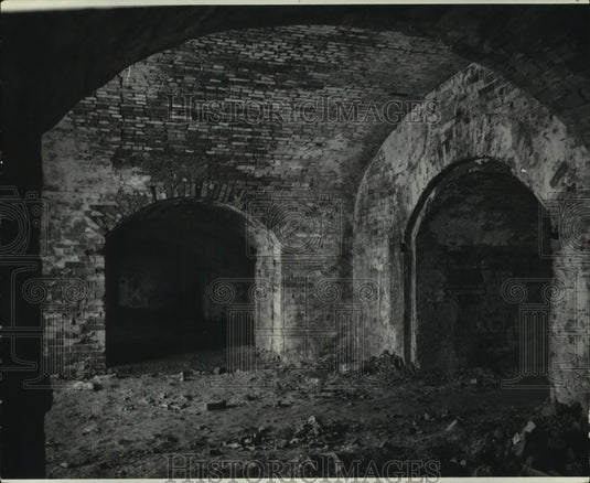 1973 Press Photo Fort Macomb's deteriorating vaults under parapet- Historic Images