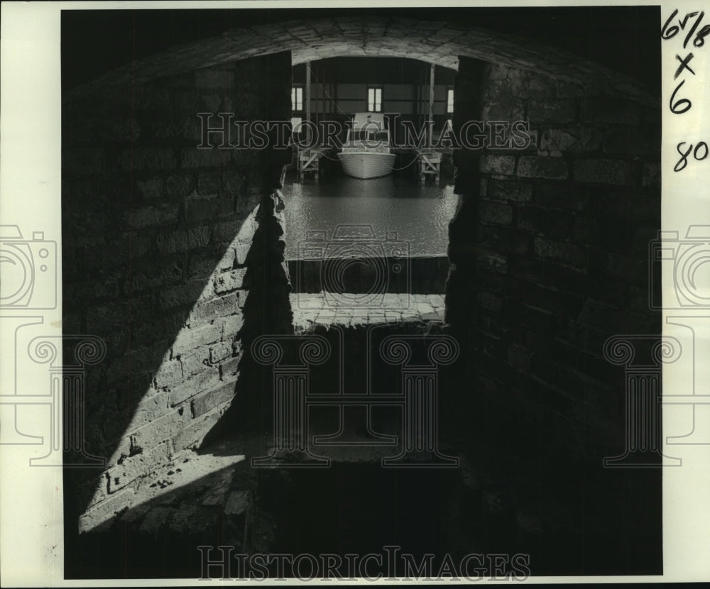 1978 Press Photo Macomb Marina stands through battered gunport at Fort Macomb- Historic Images