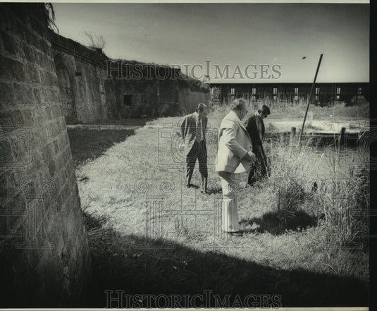 1977 Press Photo Fort Macomb's interior being inspected.- Historic Images