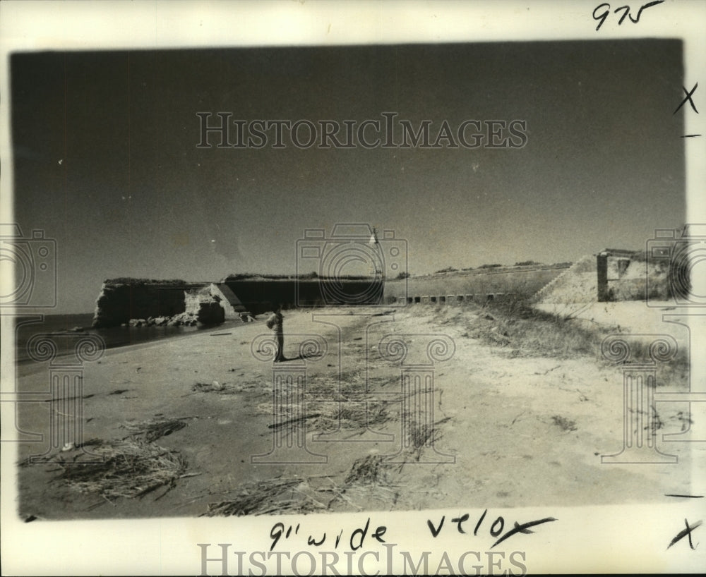 1974 Press Photo Courtyard of Ft. Livingston littered with debris.- Historic Images