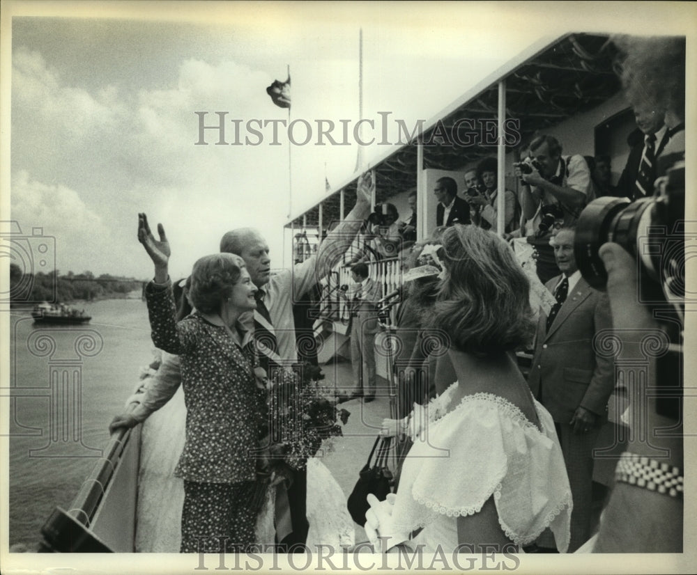 1976 Press Photo President and Mrs. Ford waves to the crowd- Historic Images