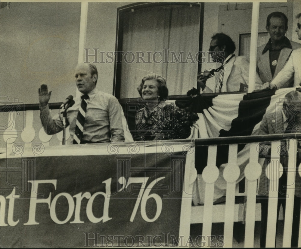 1976 Press Photo President Ford waves to crowd with Mrs. Ford behind him- Historic Images