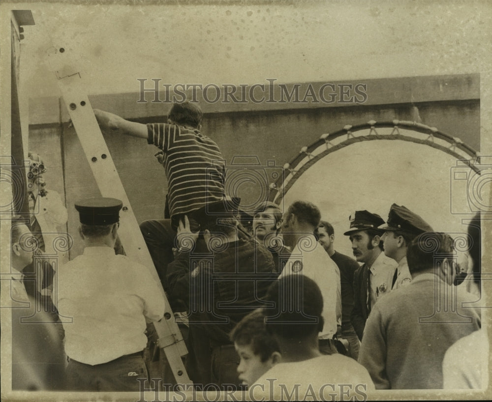 1970 Press Photo Warren Ford is helped going up the ladder- Historic Images