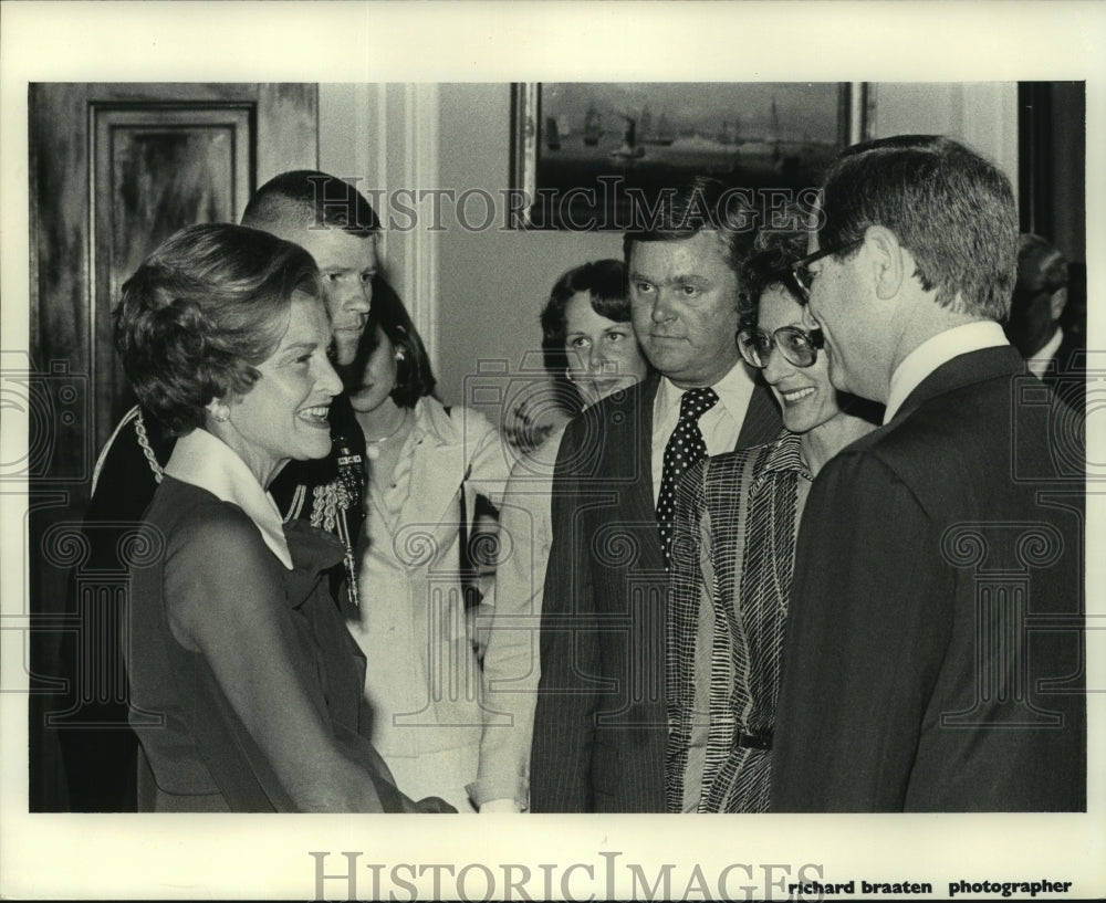 1976 Press Photo Mrs. Gerald Ford &amp; others at New Orleans event.- Historic Images