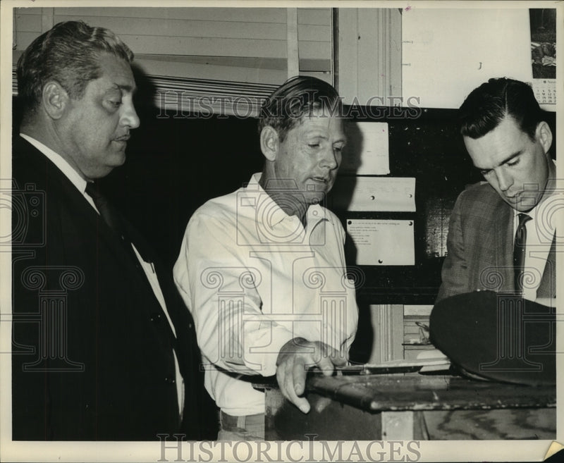 Load image into Gallery viewer, 1963 Press Photo Detectives Louis Fernandez &amp; Harold Hand booking Leon Franlin

