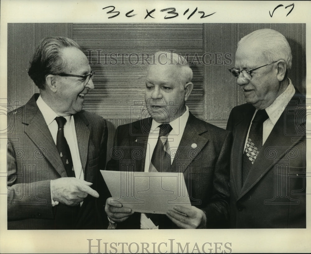 1975 Press Photo Prager Inc. hosts &quot;Golden Year&quot; celebrants for employees - Historic Images