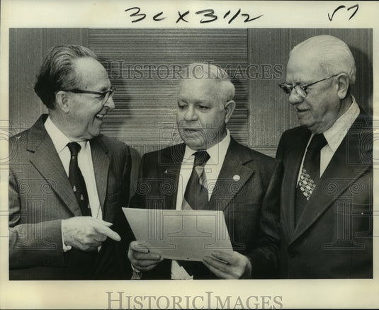 1975 Press Photo Prager Inc. hosts "Golden Year" celebrants for employees - Historic Images