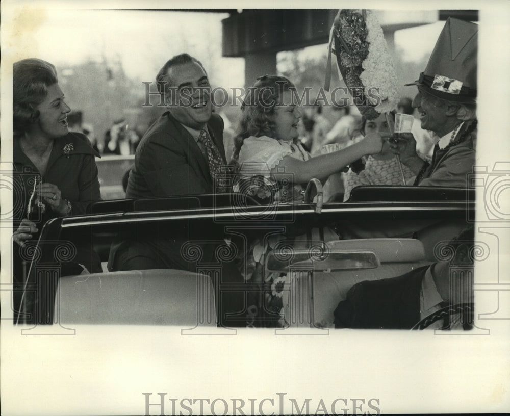 1972 Press Photo Mr. &amp; Mrs. James E. Fitzmorris Jr with daughter in a motorcade