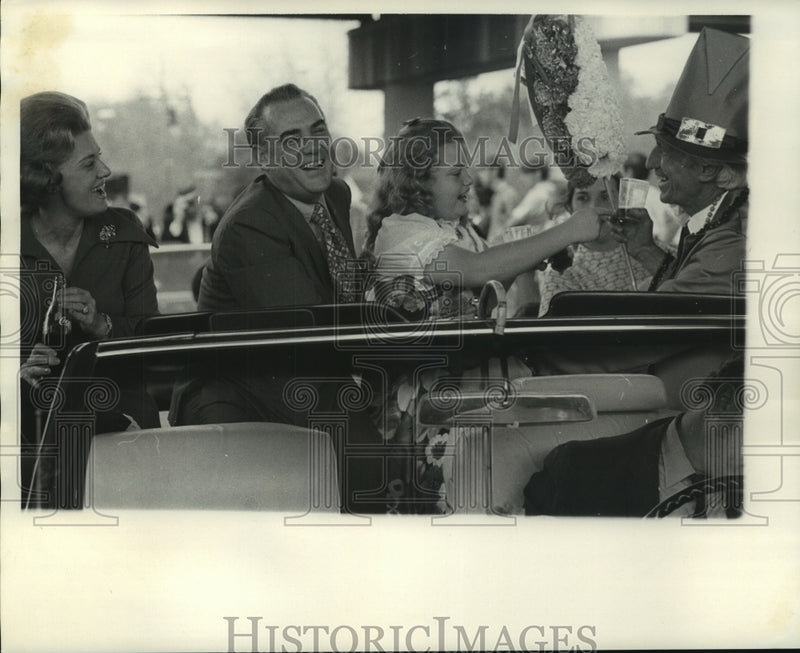 Load image into Gallery viewer, 1972 Press Photo Mr. &amp; Mrs. James E. Fitzmorris Jr with daughter in a motorcade
