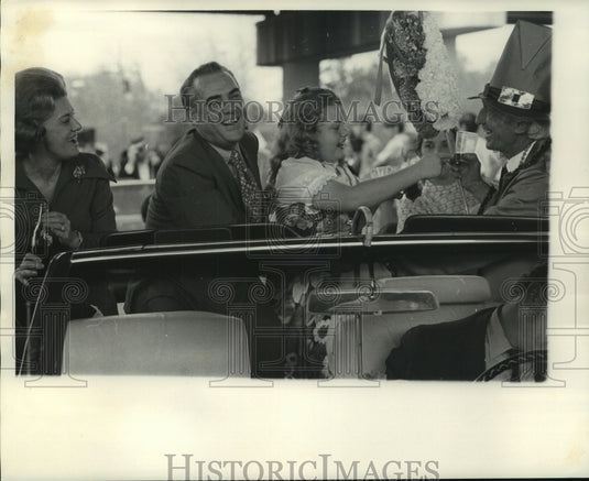 1972 Press Photo Mr. & Mrs. James E. Fitzmorris Jr with daughter in a motorcade