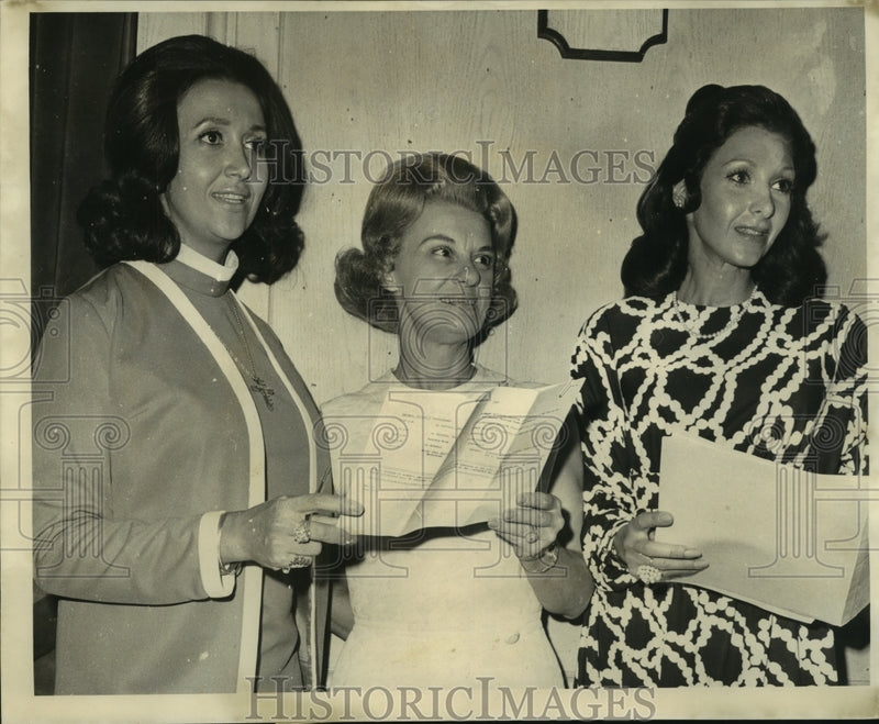 Load image into Gallery viewer, 1972 Press Photo National Legislative Council at Marriott Hotel - nob06868
