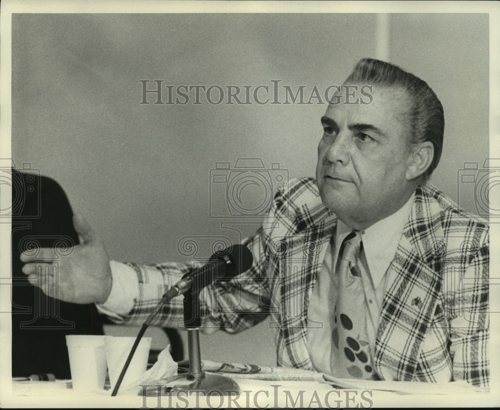 1976 Press Photo Lt. Gov. James E. Fitzmorris, Jr. at a press conference- Historic Images