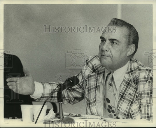 1976 Press Photo Lt. Gov. James E. Fitzmorris, Jr. at a press conference- Historic Images